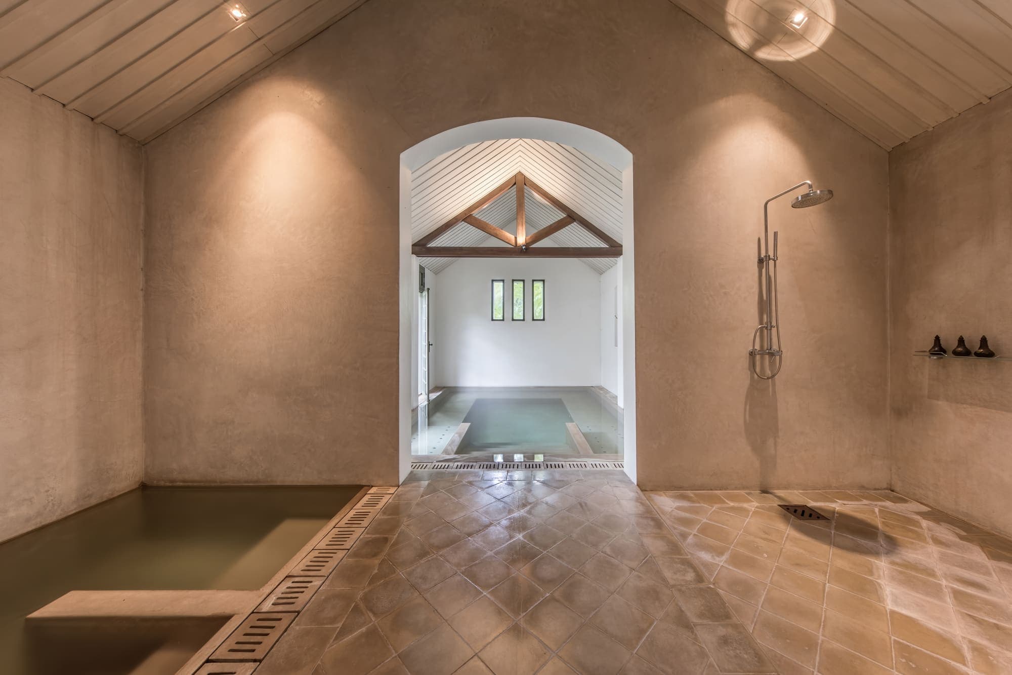 Spa con alberca interior y piso de piedra