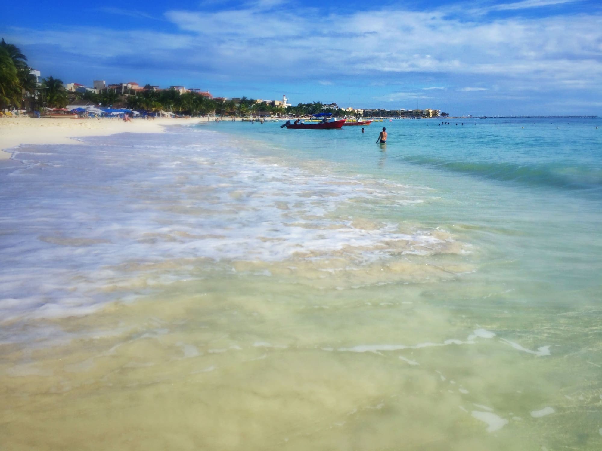 Playa de arena blanca y mar turquesa en la Riviera Maya